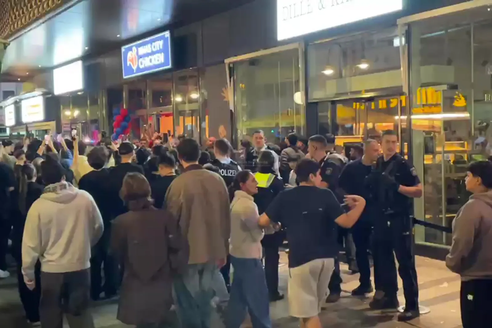 Andrang vor Hähnchen-Imbiss in Köln mit Polizeieinsatz
