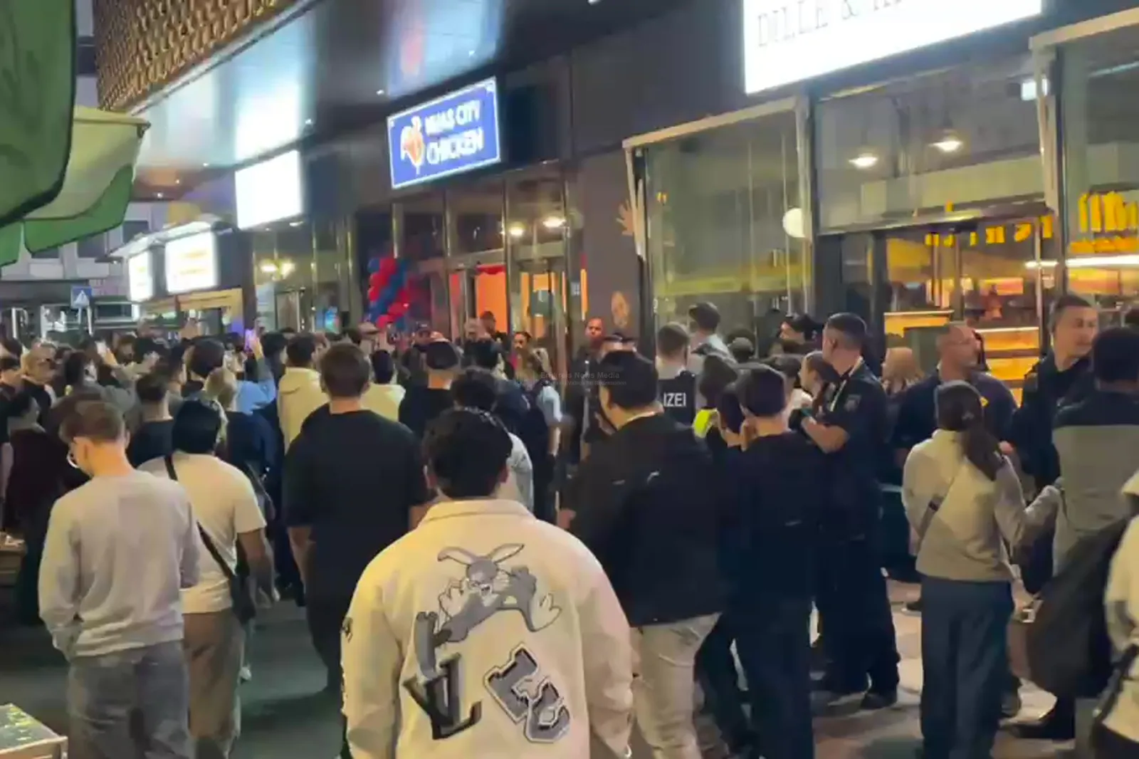 Polizei und Ordnungsamt räumen Andrang vor Nhas City Chicken