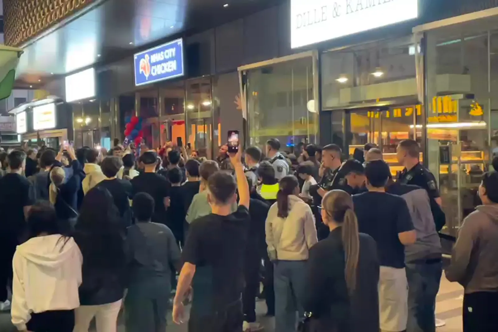 Andrang vor neuem Hähnchen-Imbiss Nhas City Chicken in Köln