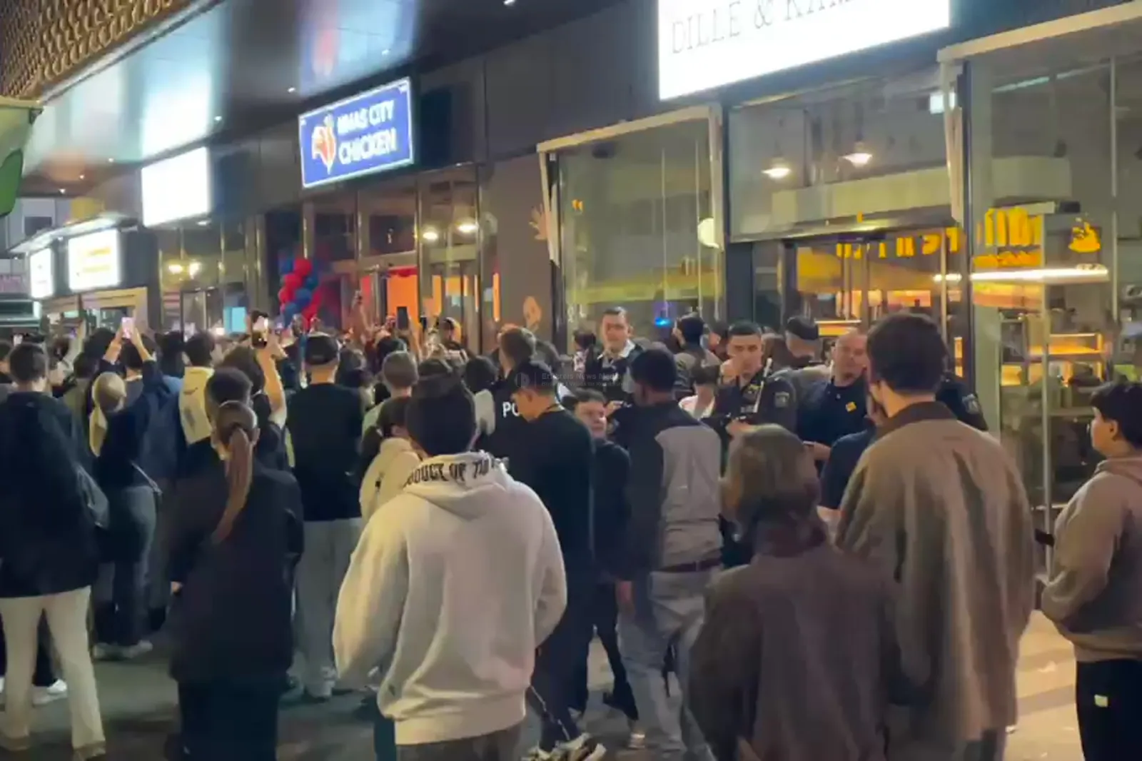 Andrang vor dem Hähnchen-Imbiss Nhas City Chicken in Köln