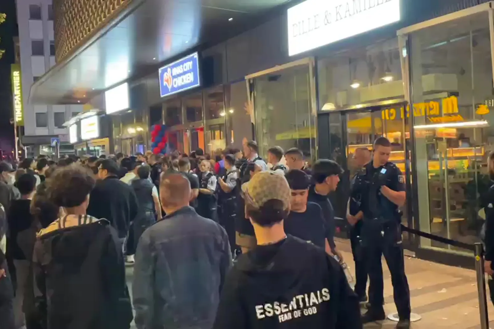 Polizei räumt Andrang vor neuem Hähnchen-Imbiss in Köln