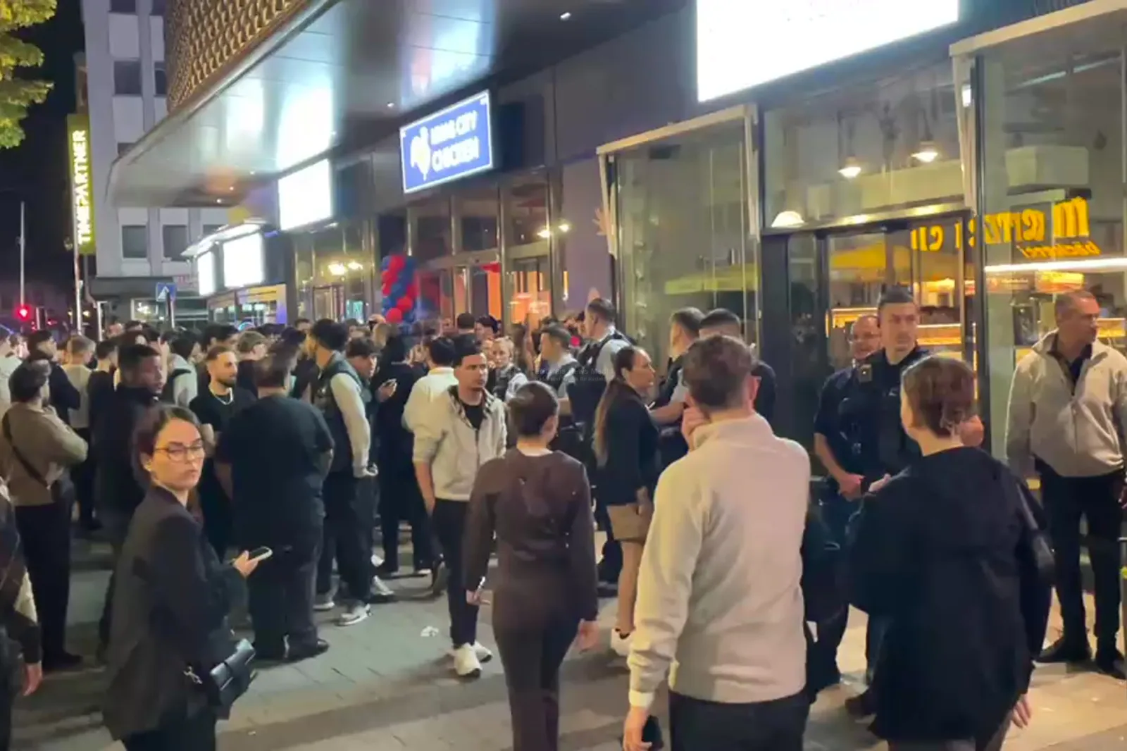Andrang und Polizeieinsatz vor Nhas City Chicken in Köln
