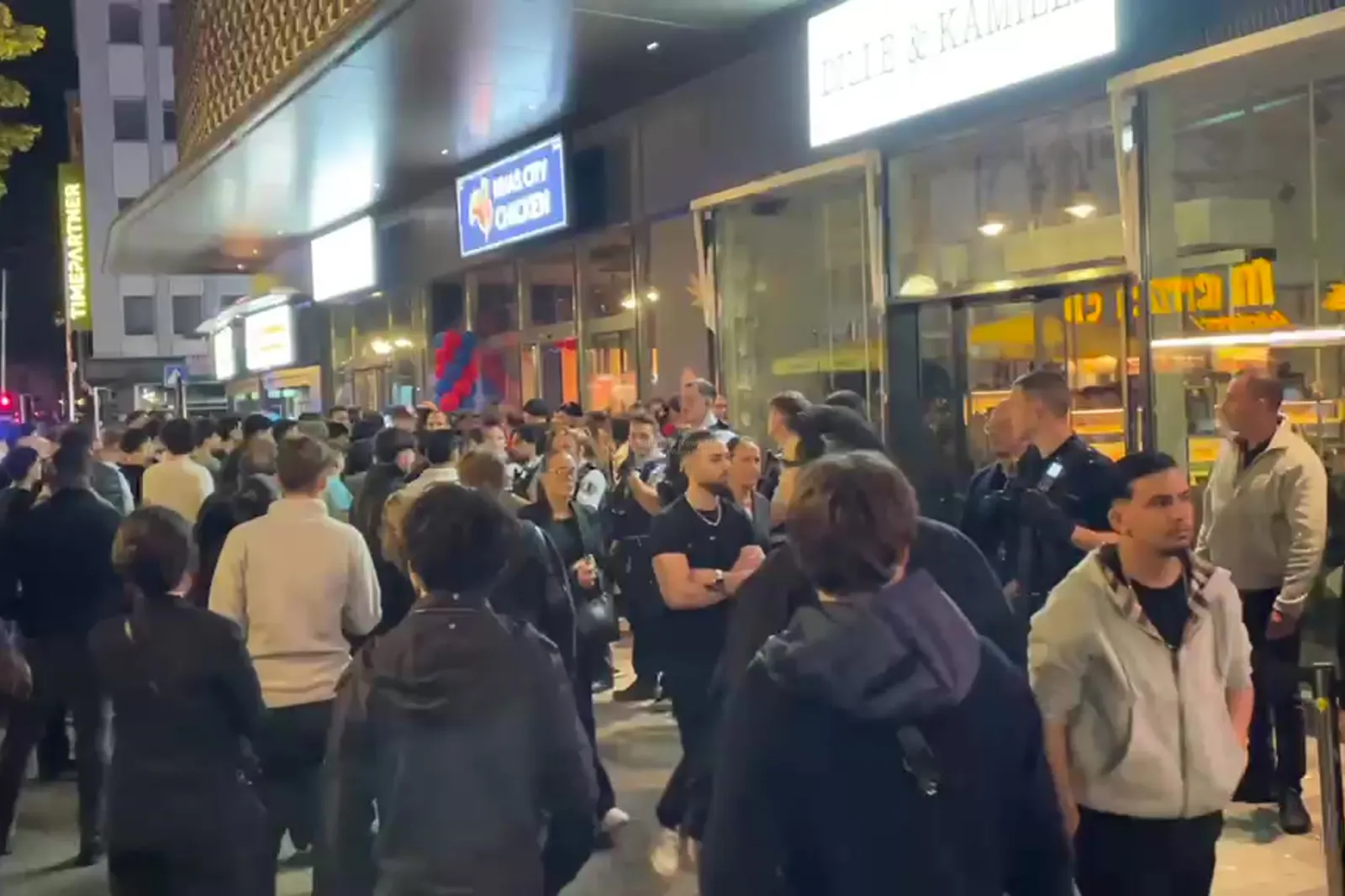 Andrang und Polizeipräsenz vor neuem Hähnchen-Imbiss in Köln