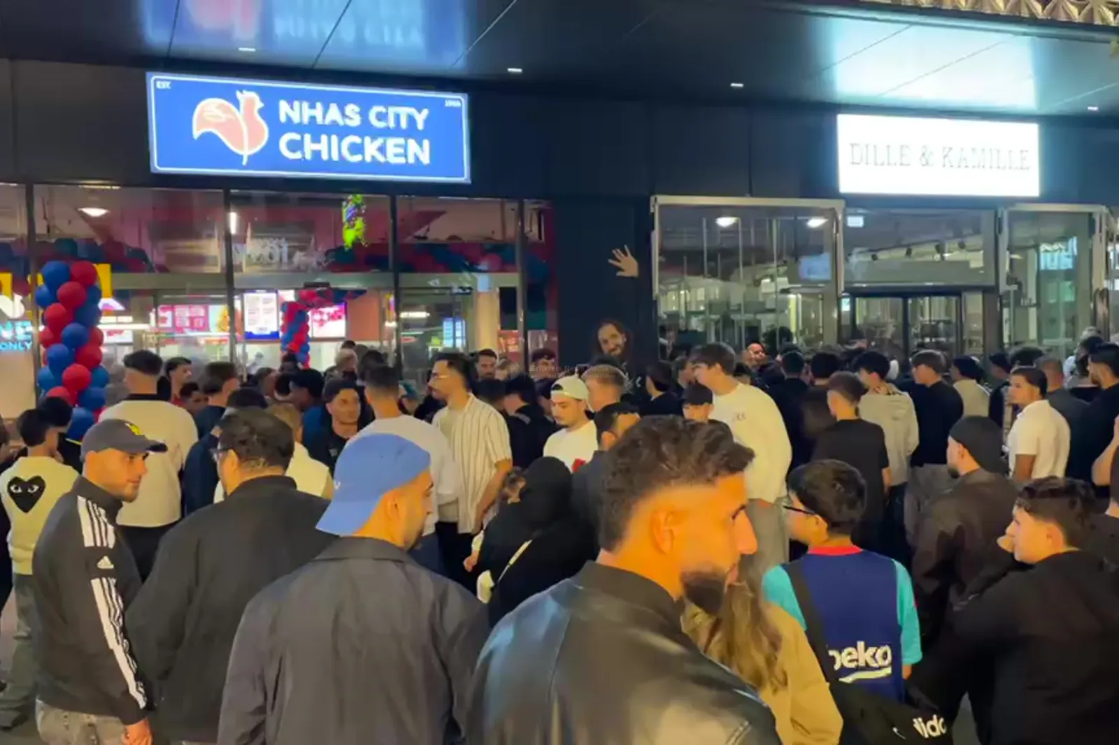 Andrang vor Hähnchen-Imbiss Nhas City Chicken in Köln