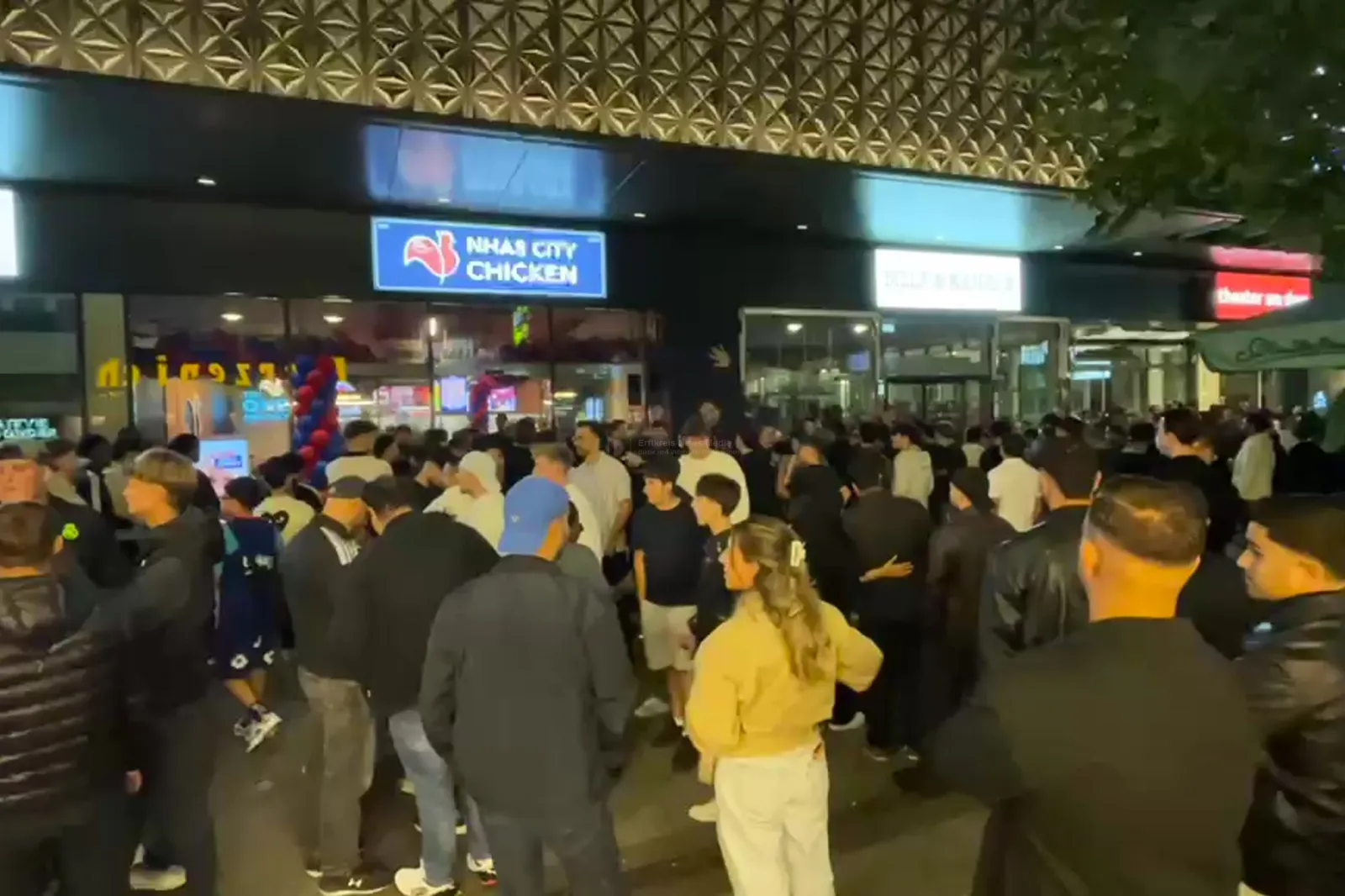Andrang vor neuem Hähnchen-Imbiss Nhas City Chicken in Köln
