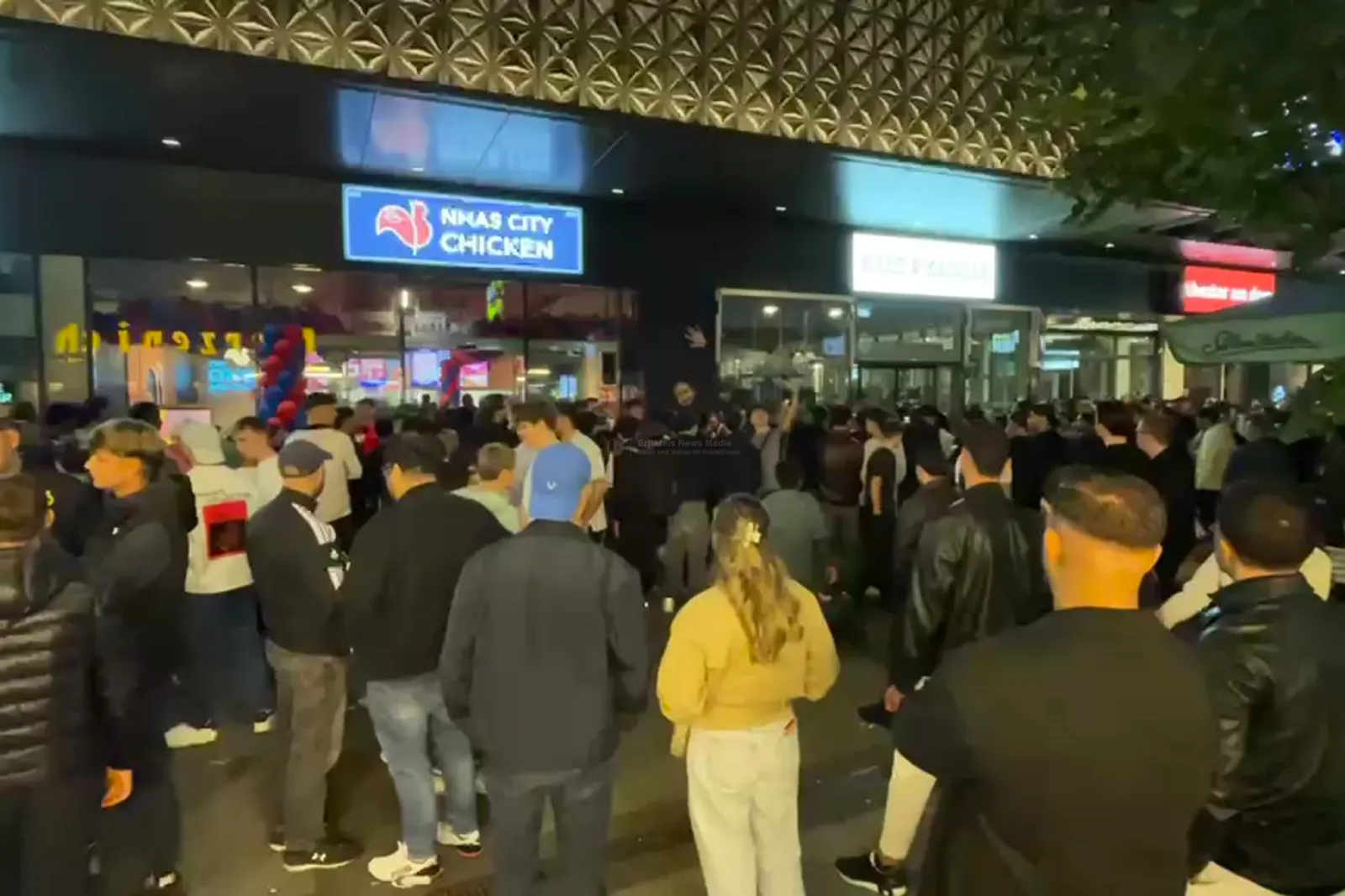 Andrang vor neuem Hähnchen-Imbiss „Nhas City Chicken“ in Köln