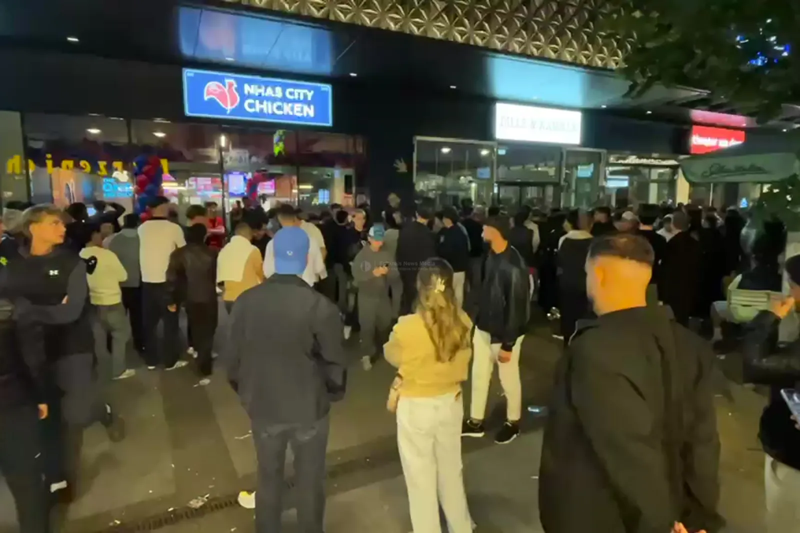 Andrang vor neuem Hähnchen-Imbiss in Köln am Abend