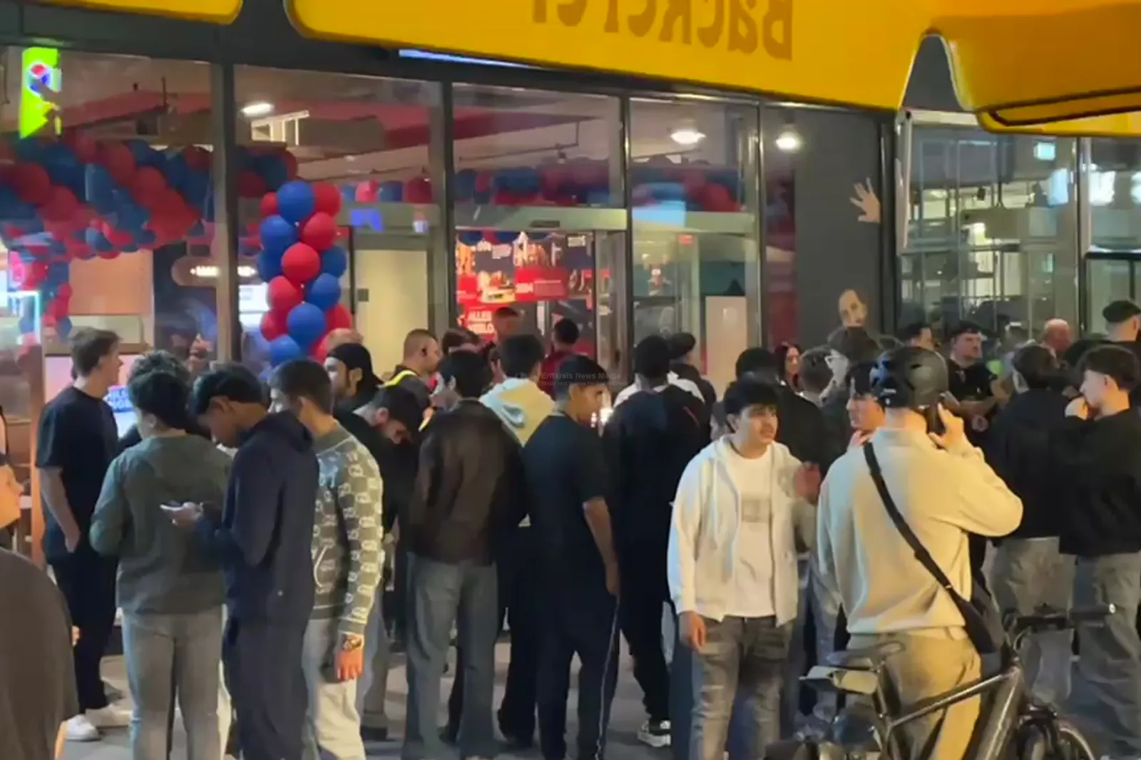 Andrang vor neuem Hähnchen-Imbiss in Köln