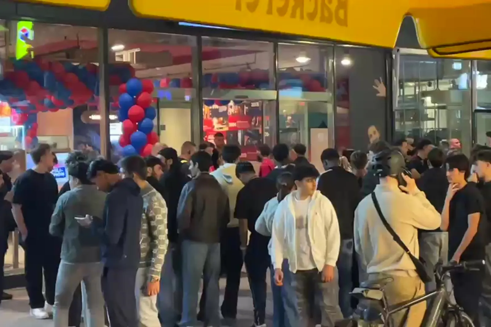 Andrang vor neuem Hähnchen-Imbiss „Nhas City Chicken“ in Köln