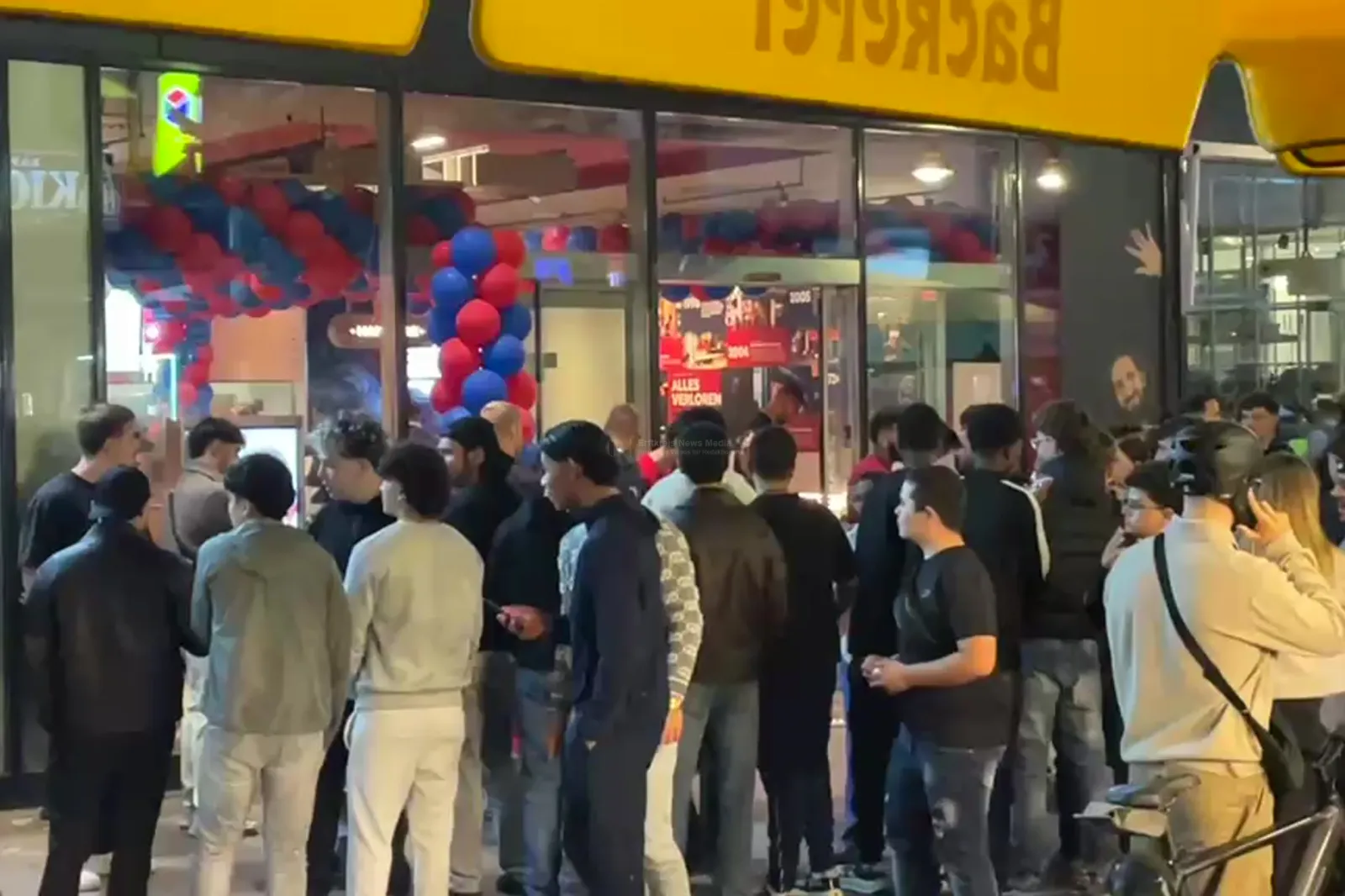 Großer Andrang vor neu eröffnetem Hähnchen-Imbiss in Köln