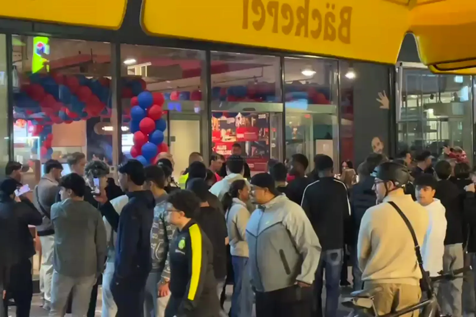 Andrang vor dem Hähnchen-Imbiss Nhas City Chicken in Köln