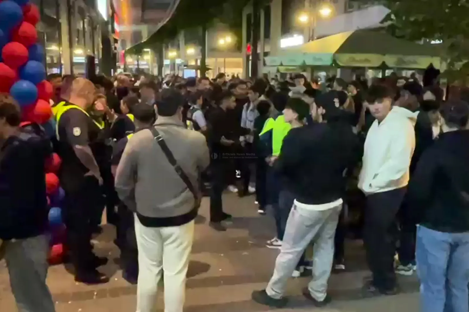 Andrang vor neuem Hähnchen-Imbiss in Köln