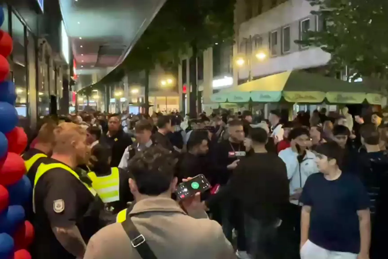 Polizei und Ordnungsamt räumen Andrang vor Hähnchen-Imbiss in Köln