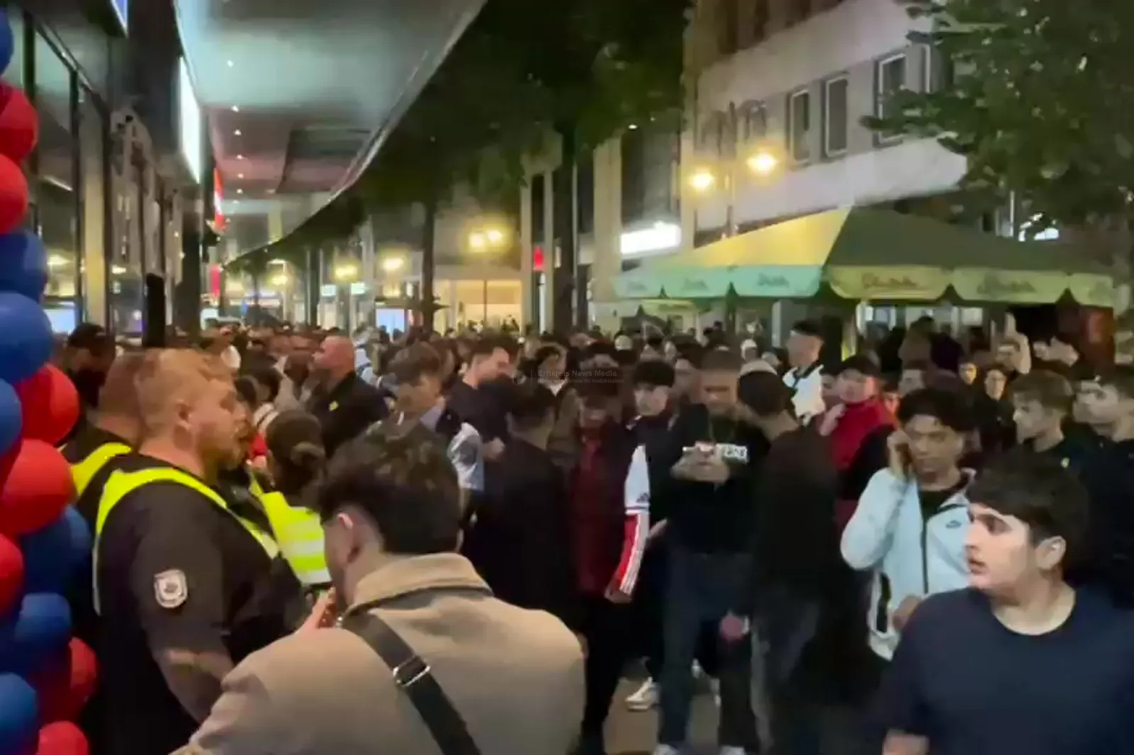 Andrang vor neuem Hähnchen-Imbiss in Köln mit Polizei und Ordungsamt