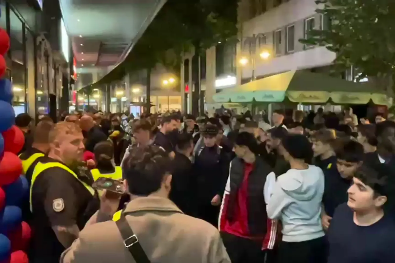 Andrang vor neuem Hähnchen-Imbiss in Köln