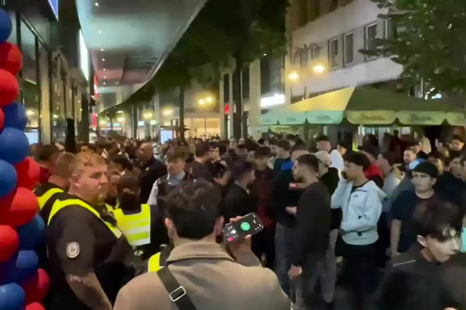 Andrang vor neuem Hähnchen-Imbiss in Köln mit Polizei und Ordnungsamt