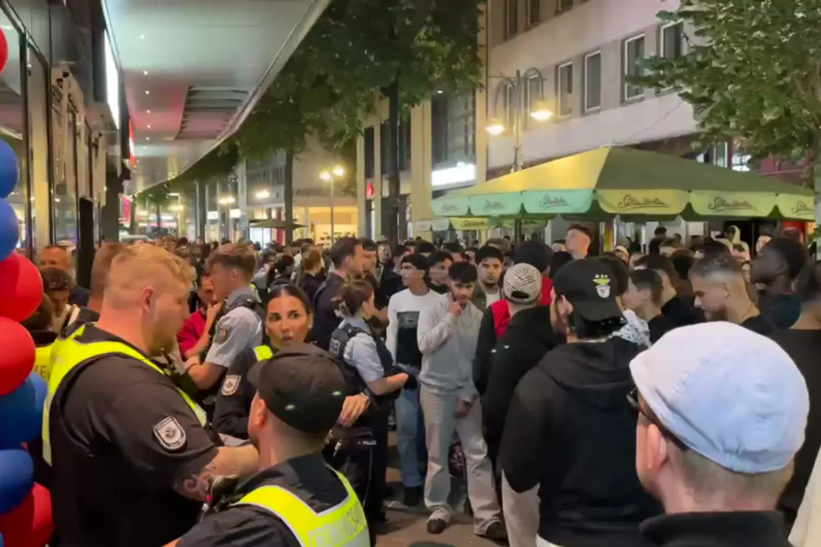 Polizei und Ordnungsamt räumen Andrang vor neuem Hähnchen-Imbiss in Köln