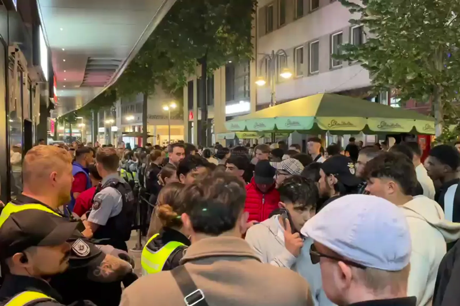Polizei räumt Andrang vor Hähnchen-Imbiss in Köln