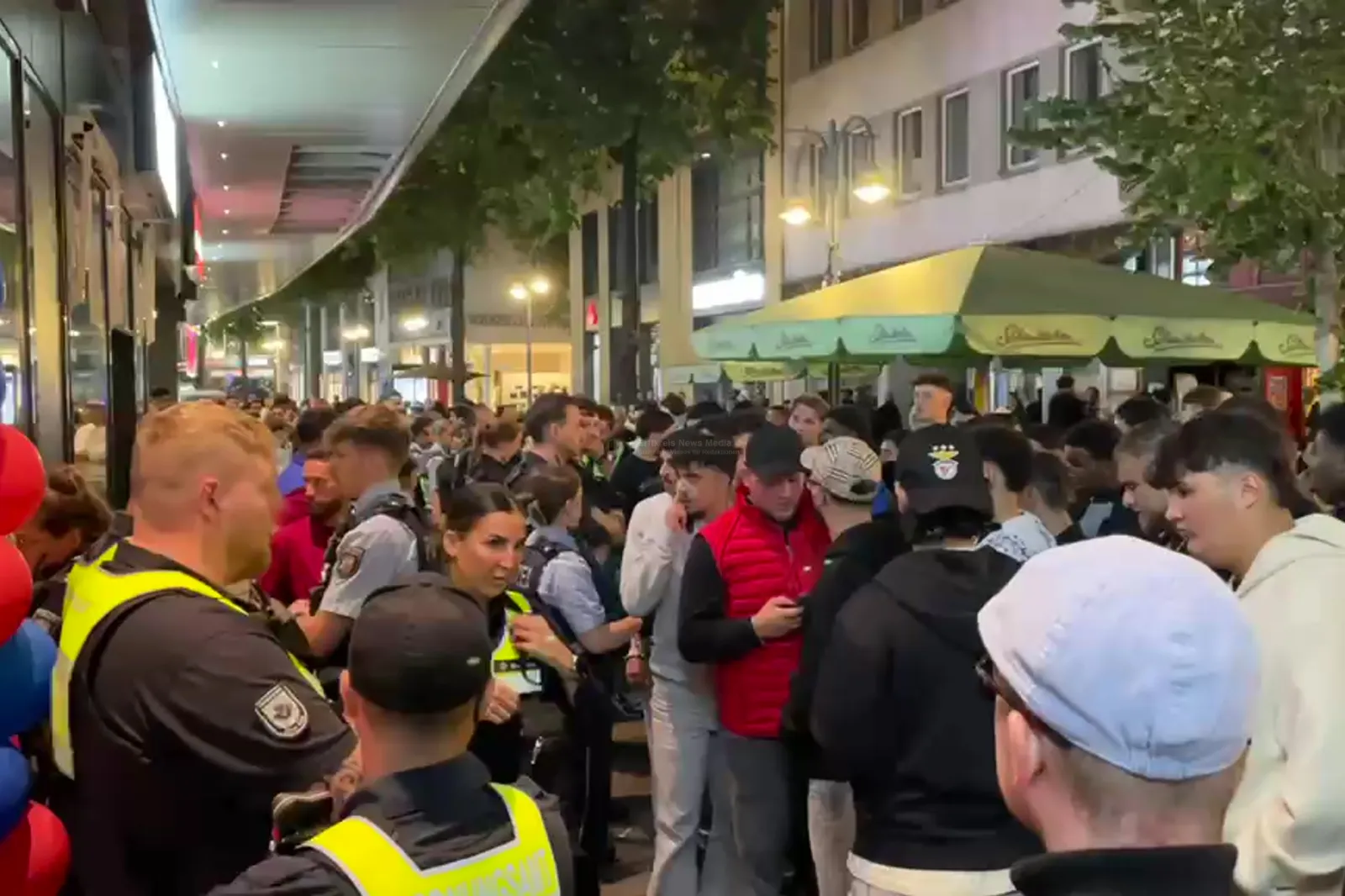 Polizei räumt Andrang vor Hähnchen-Imbiss in Köln