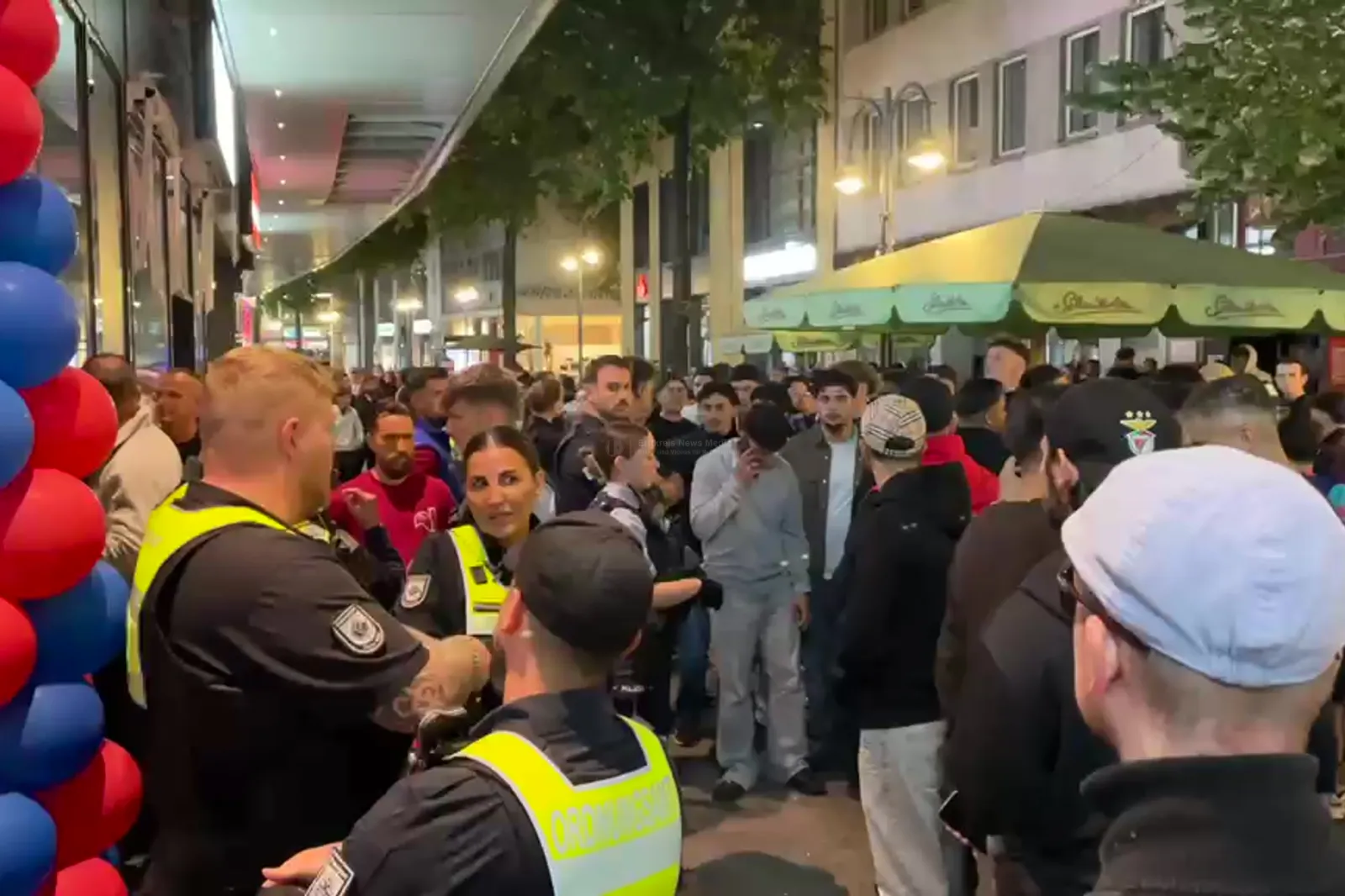 Polizei und Ordnungsamt räumen großen Andrang vor neuem Hähnchen-Imbiss in Köln