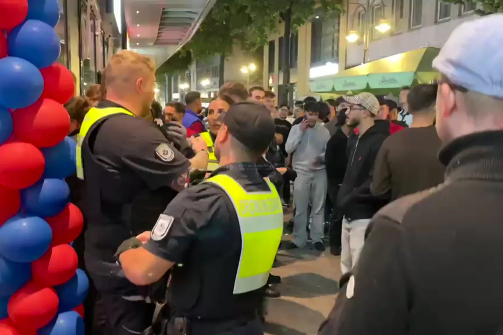 Polizei und Ordnungsamt räumen Andrang vor Hähnchen-Imbiss in Köln