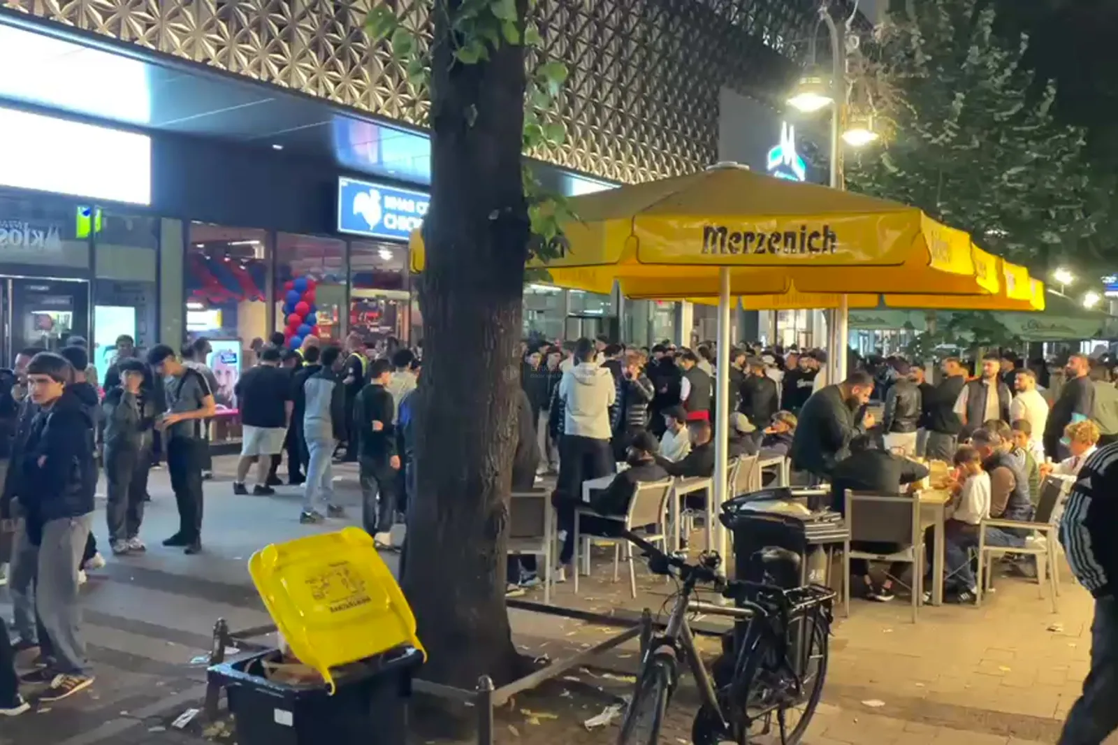 Menschenmenge vor neuem Hähnchen-Imbiss Nhas City Chicken in Köln