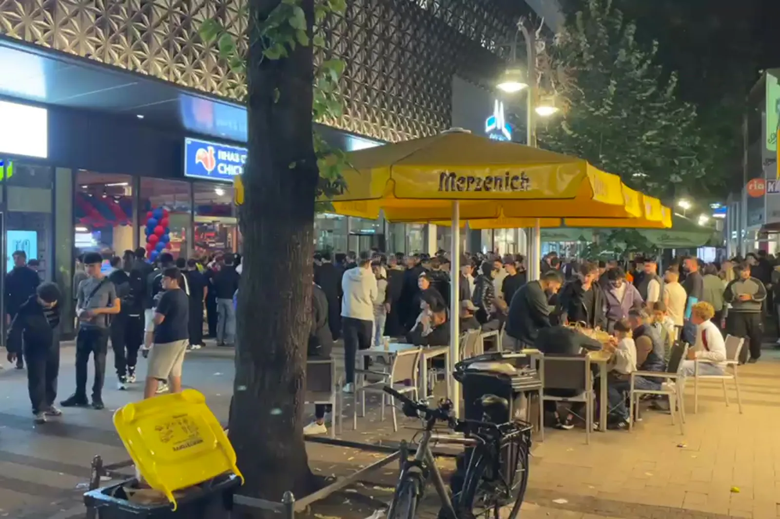 Hoher Andrang vor Hähnchen-Imbiss Nhas City Chicken in Köln