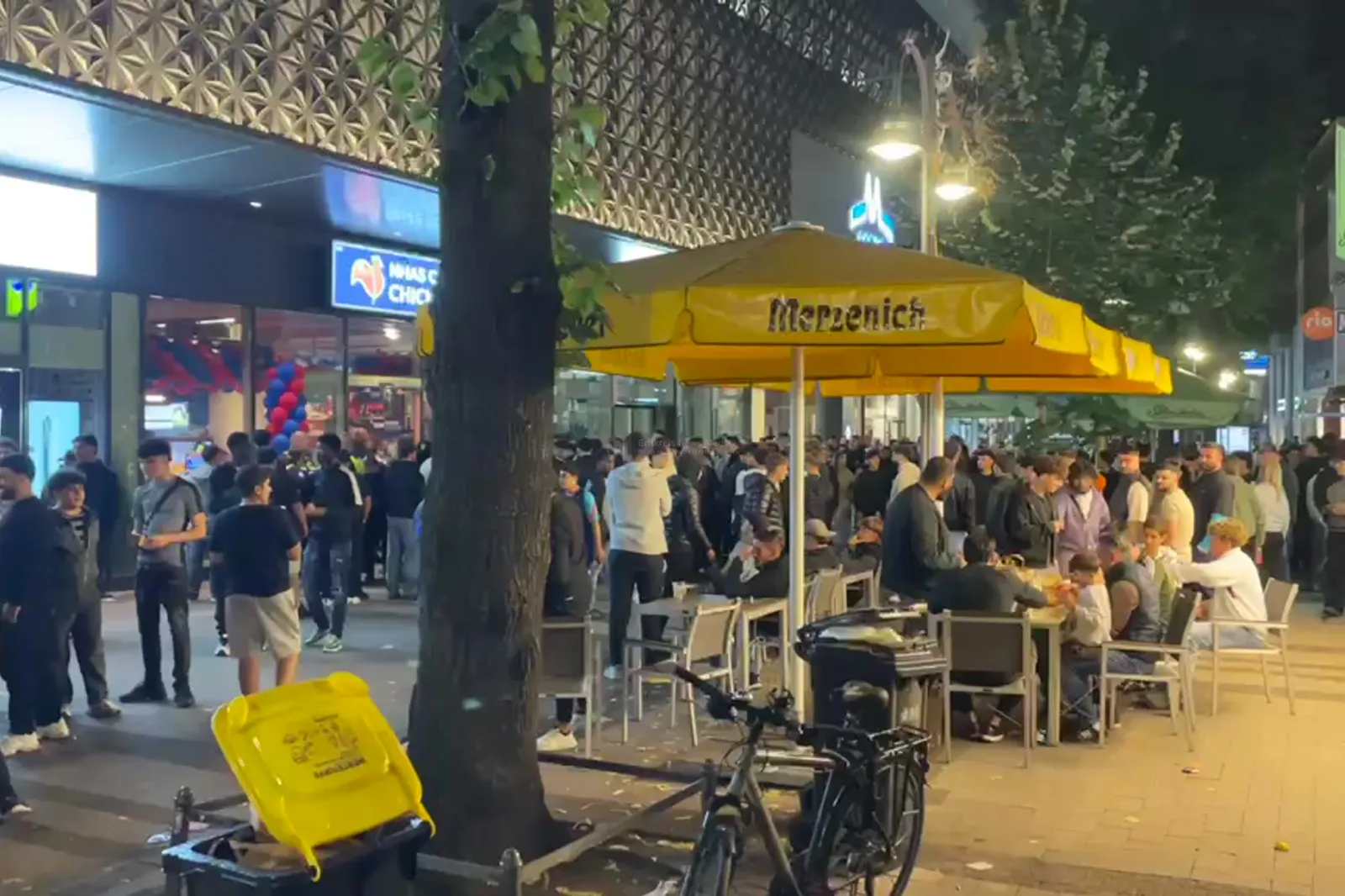 Großer Andrang vor neuem Hähnchen-Imbiss Nhas City Chicken in Köln