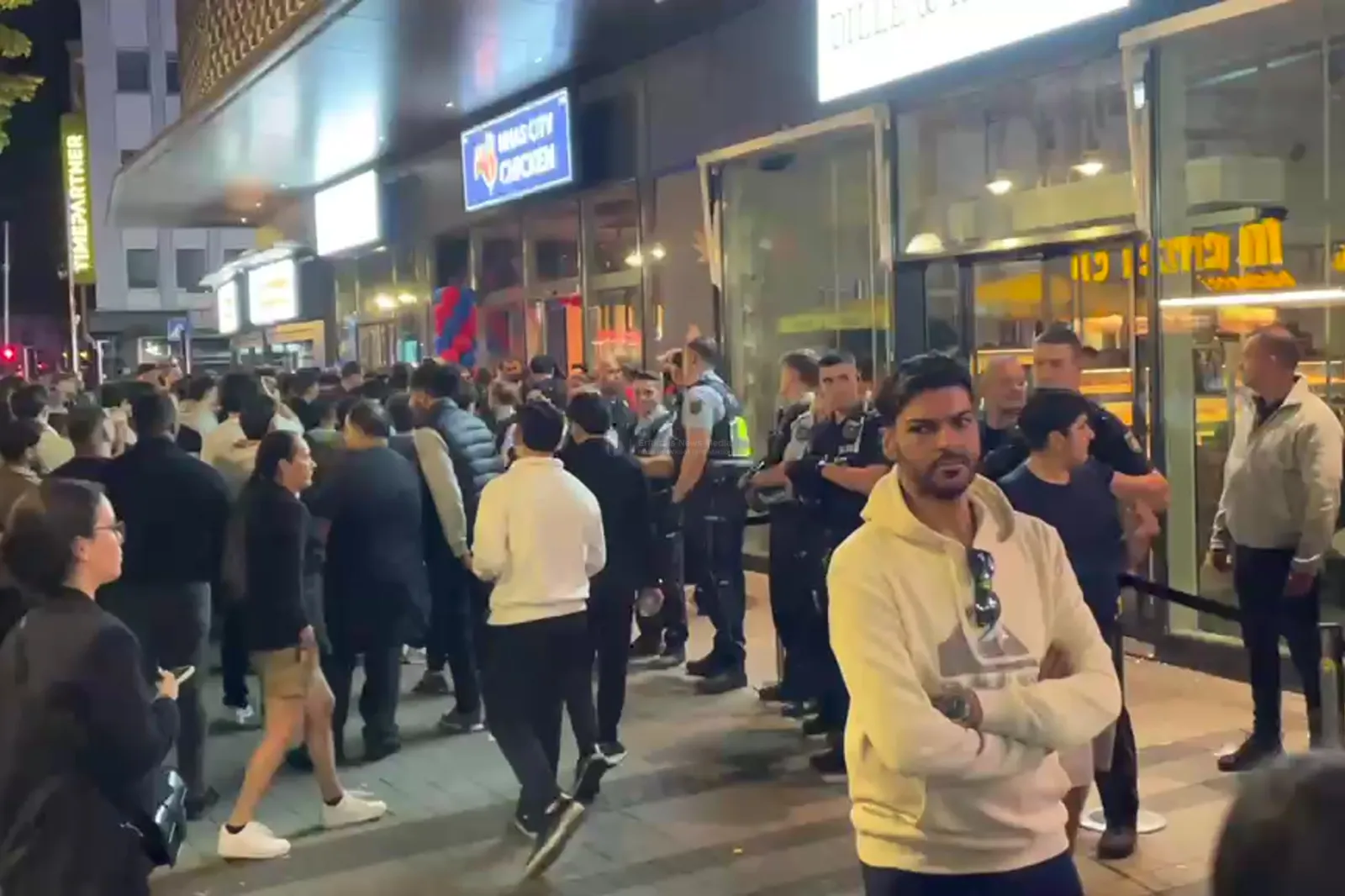 Polizei und Ordnungsamt räumen Andrang vor »Nhas City Chicken« in Köln