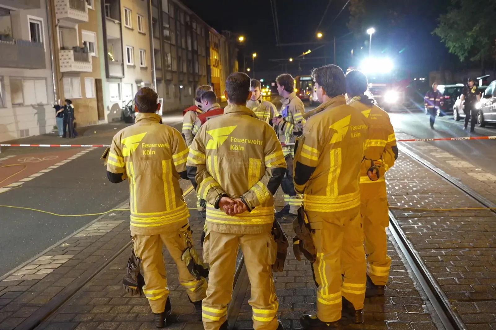 Feuerwehrleute sichern Unfallstelle in Köln-Deutz bei Nacht