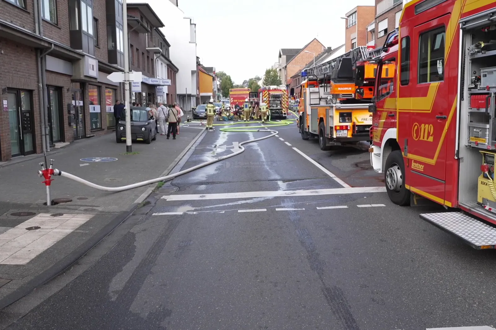 Feuerwehreinsatz bei Brand in Imbiss in Frechen