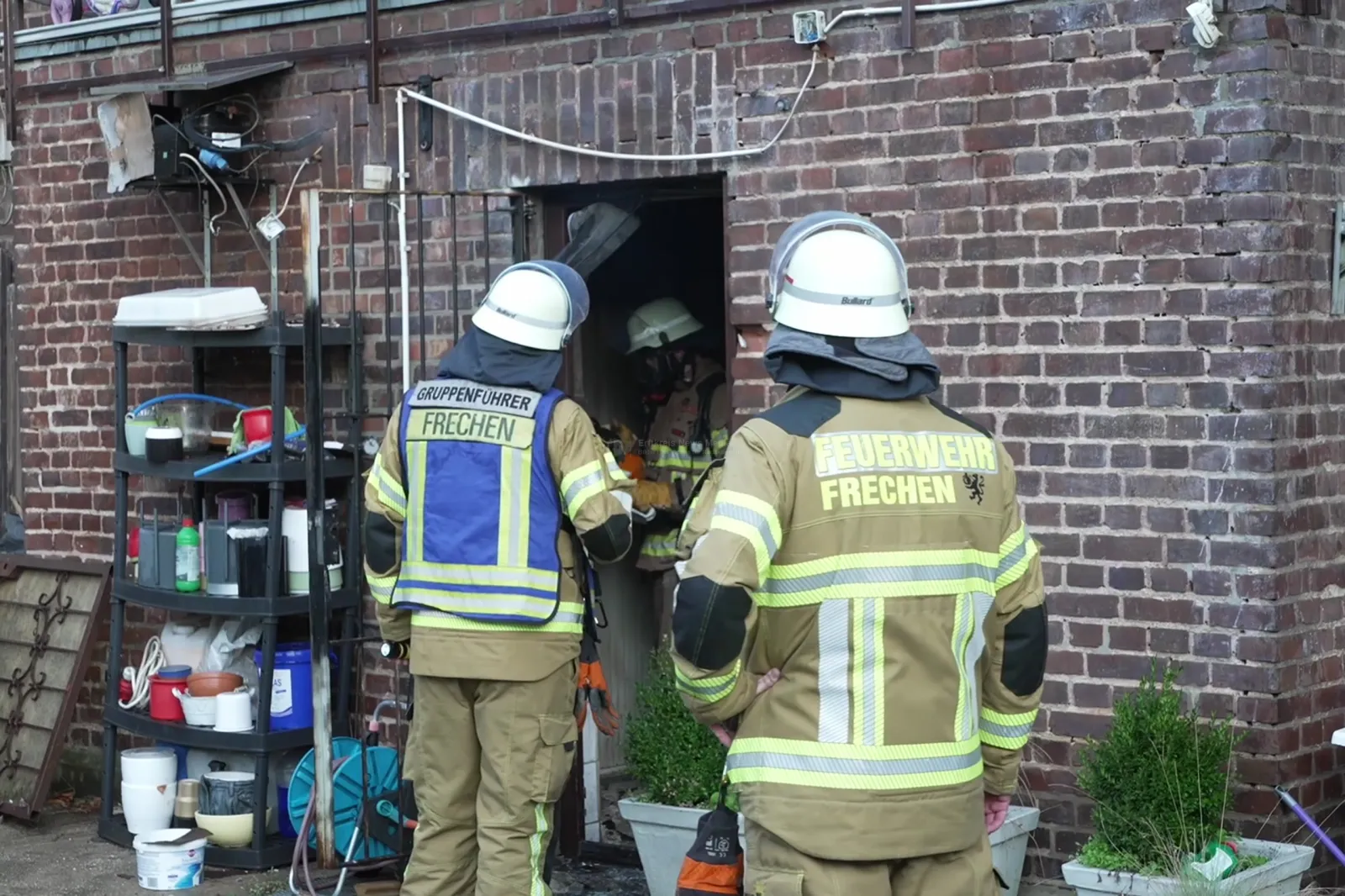 Feuerwehr Frechen beim Einsatz an Imbissgebäudeeingang