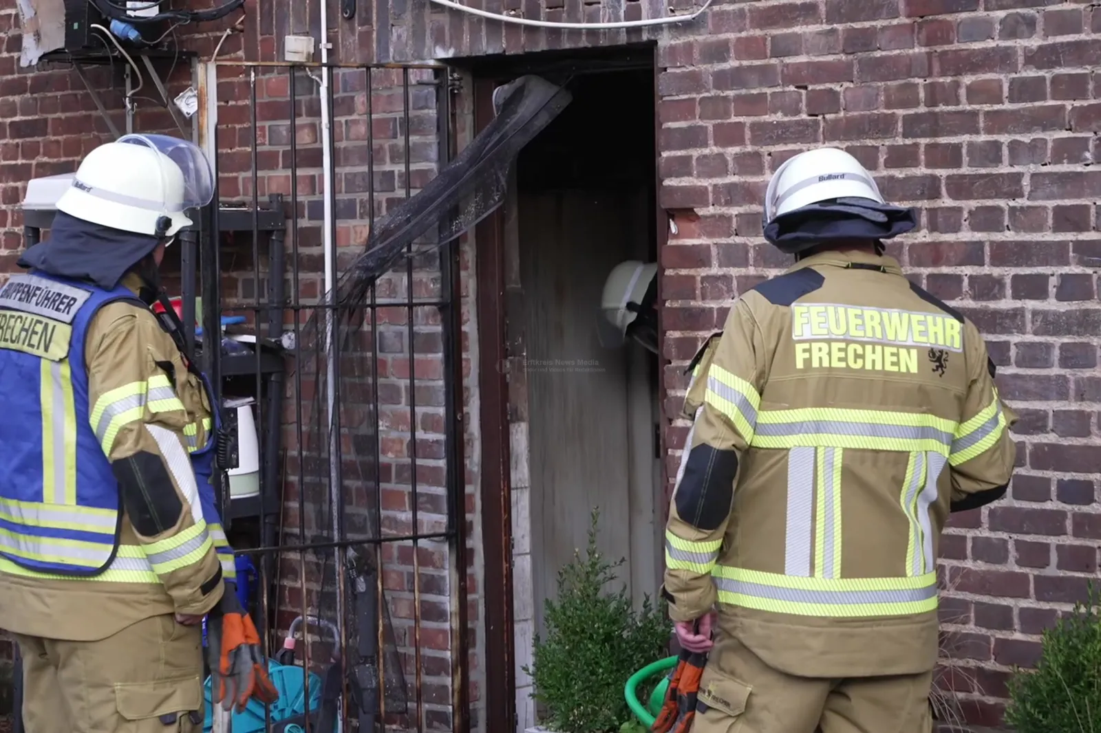 Feuerwehr Frechen bei Brand in Imbissgebäude