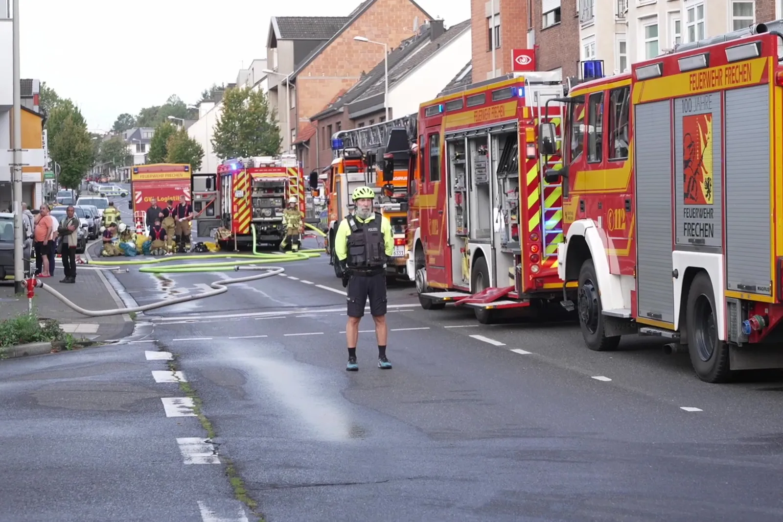 Feuerwehr Frechen löscht Brand mit Einsatzkräften und einem Polizeibeamten