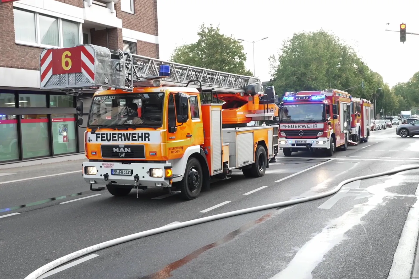 Feuerwehrfahrzeuge der Feuerwehr Frechen bei Einsatz in der Aachener Straße