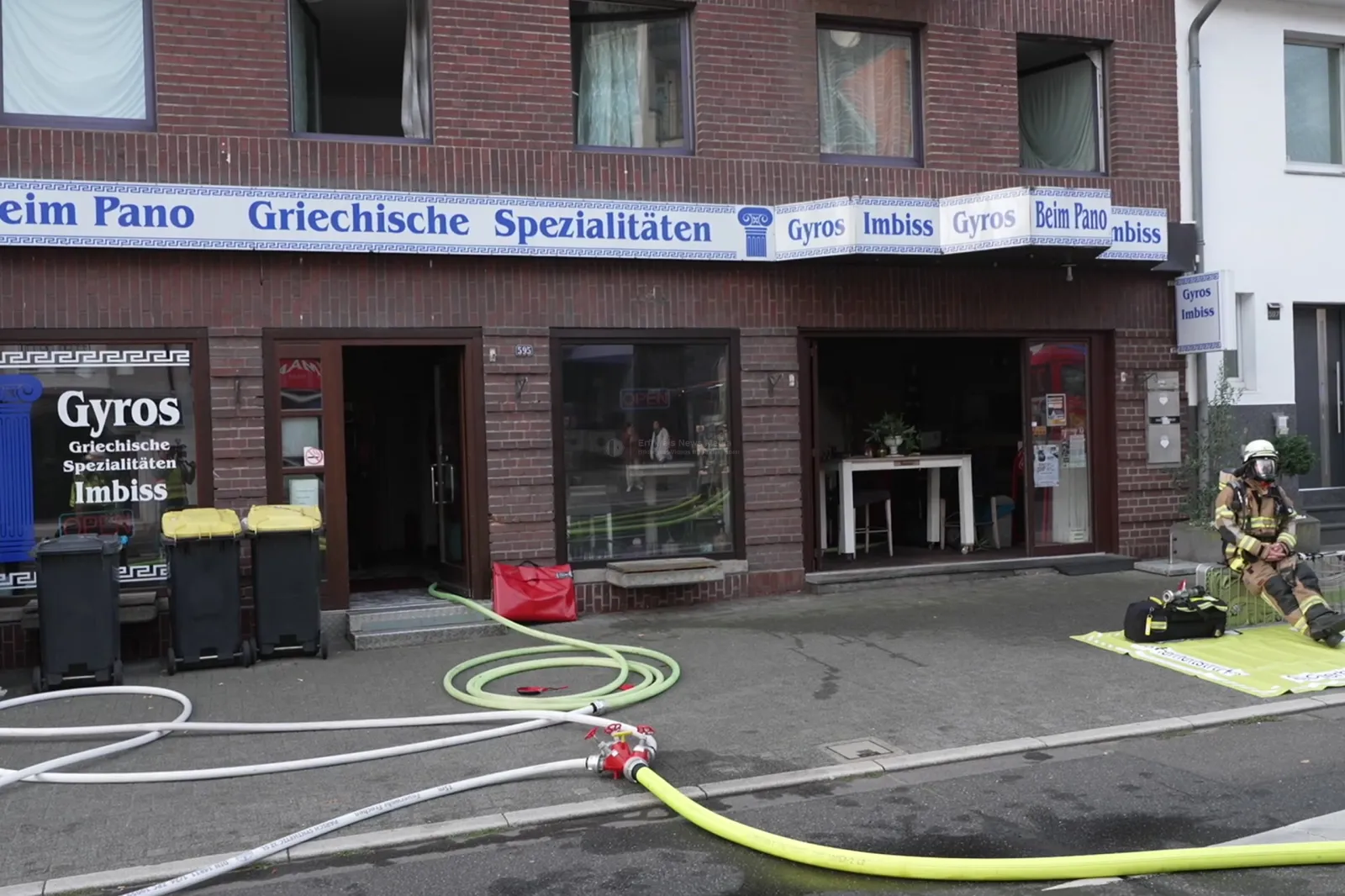 Feuerwehr bei Brand im griechischen Imbiss in Frechen