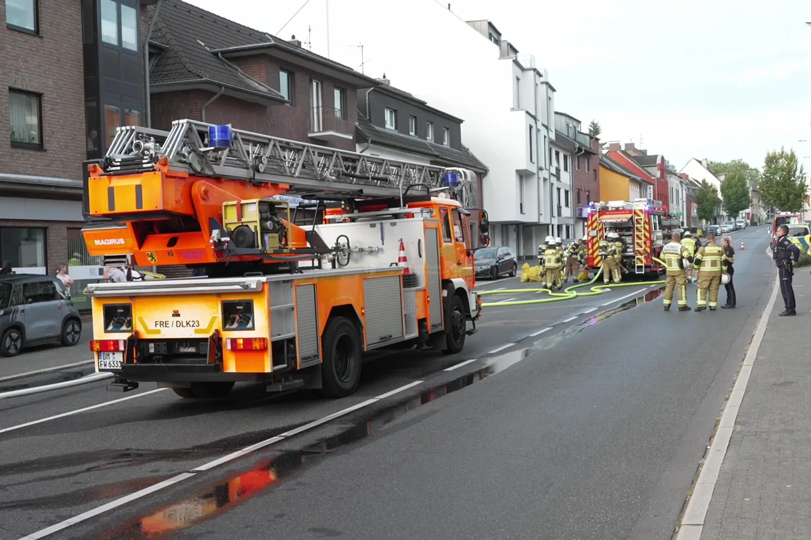 Feuerwehr Frechen mit Drehleiter und Löschfahrzeug bei Brand im Imbiss