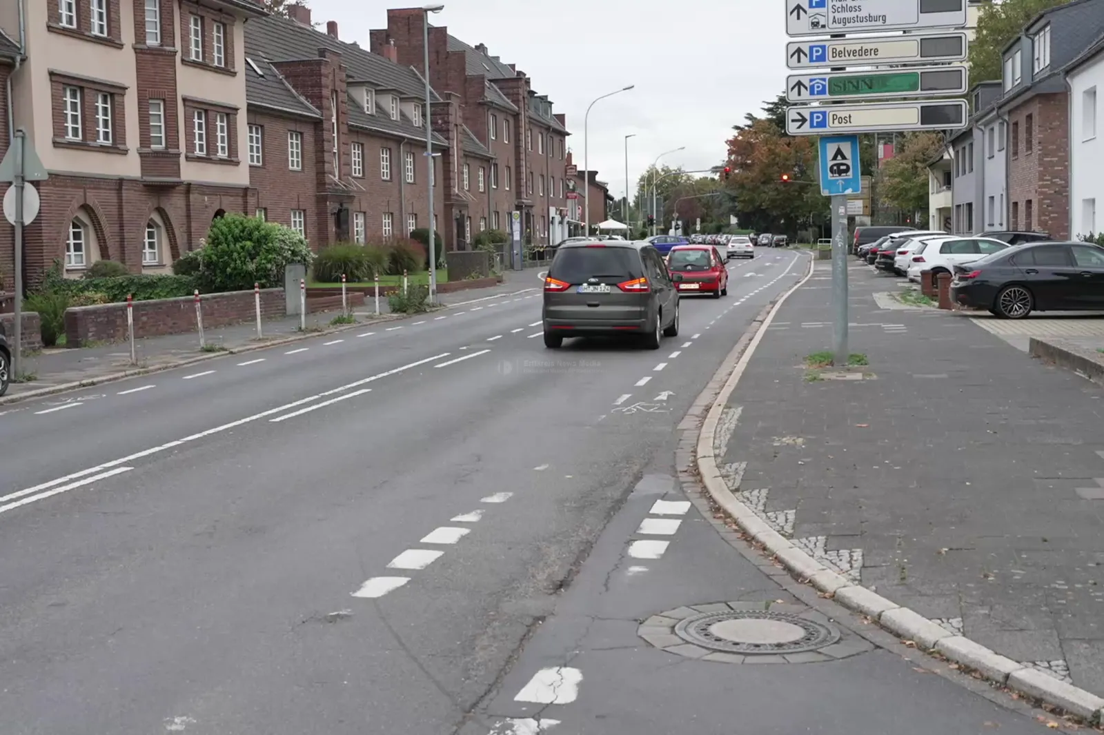 Straße mit Wohnhäusern und Fahrzeugen in Brühl
