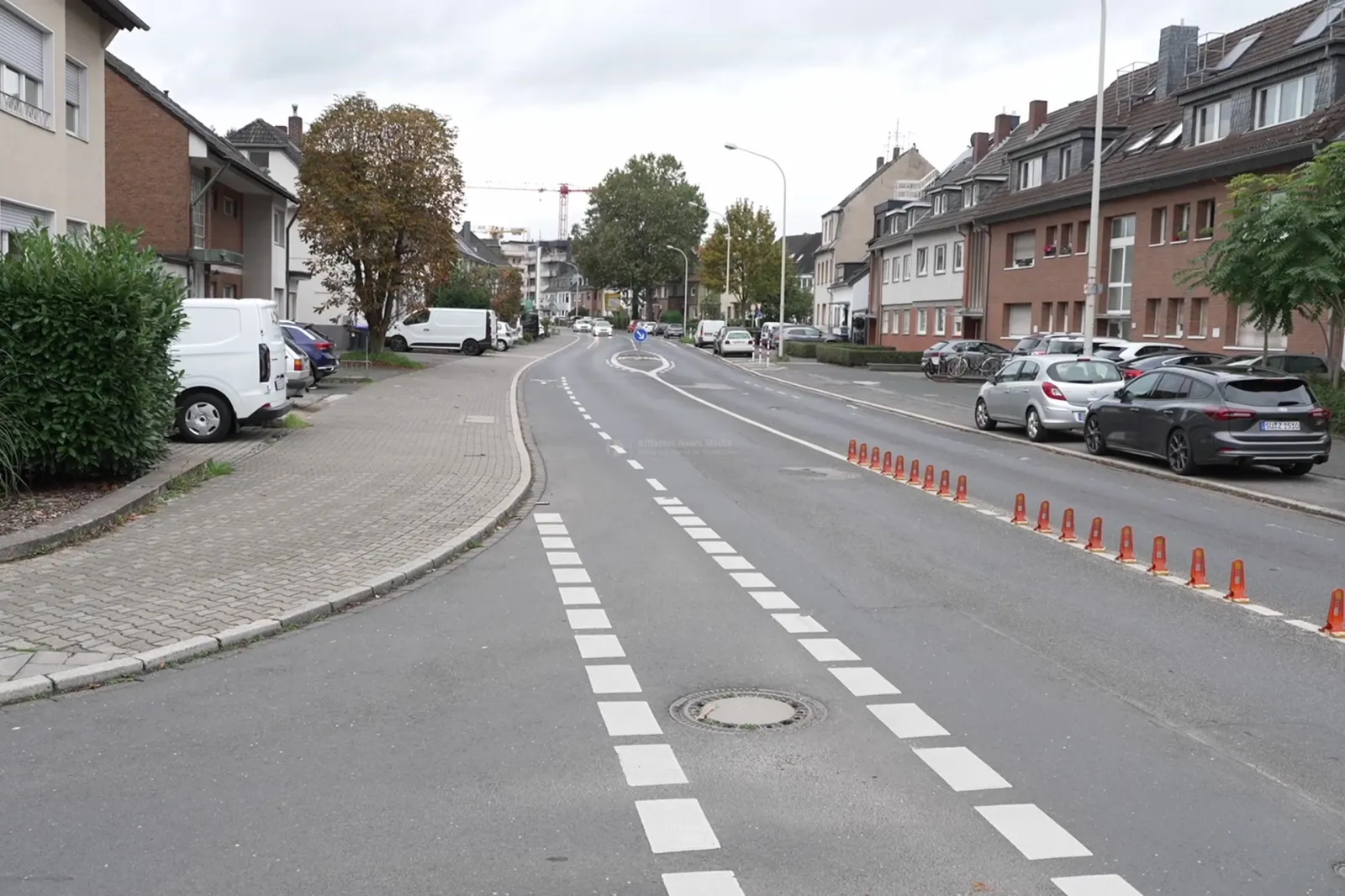 Straße mit Wohnhäusern und geparkten Autos in der Römerstraße Brühl