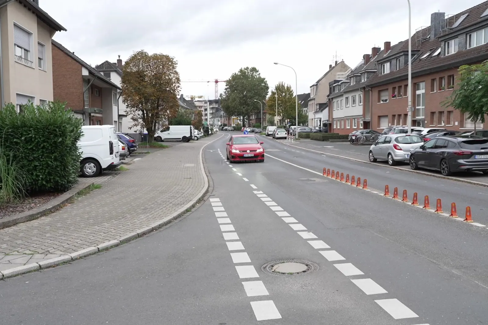 Römerstraße in Brühl mit geparkten Autos und einer Straße mit Verkehrsleitkegeln