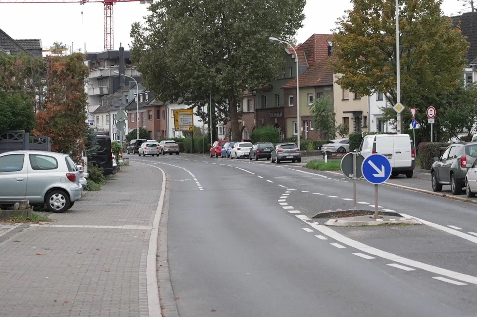 Straße mit parkenden Autos in Brühl-Römerstraße