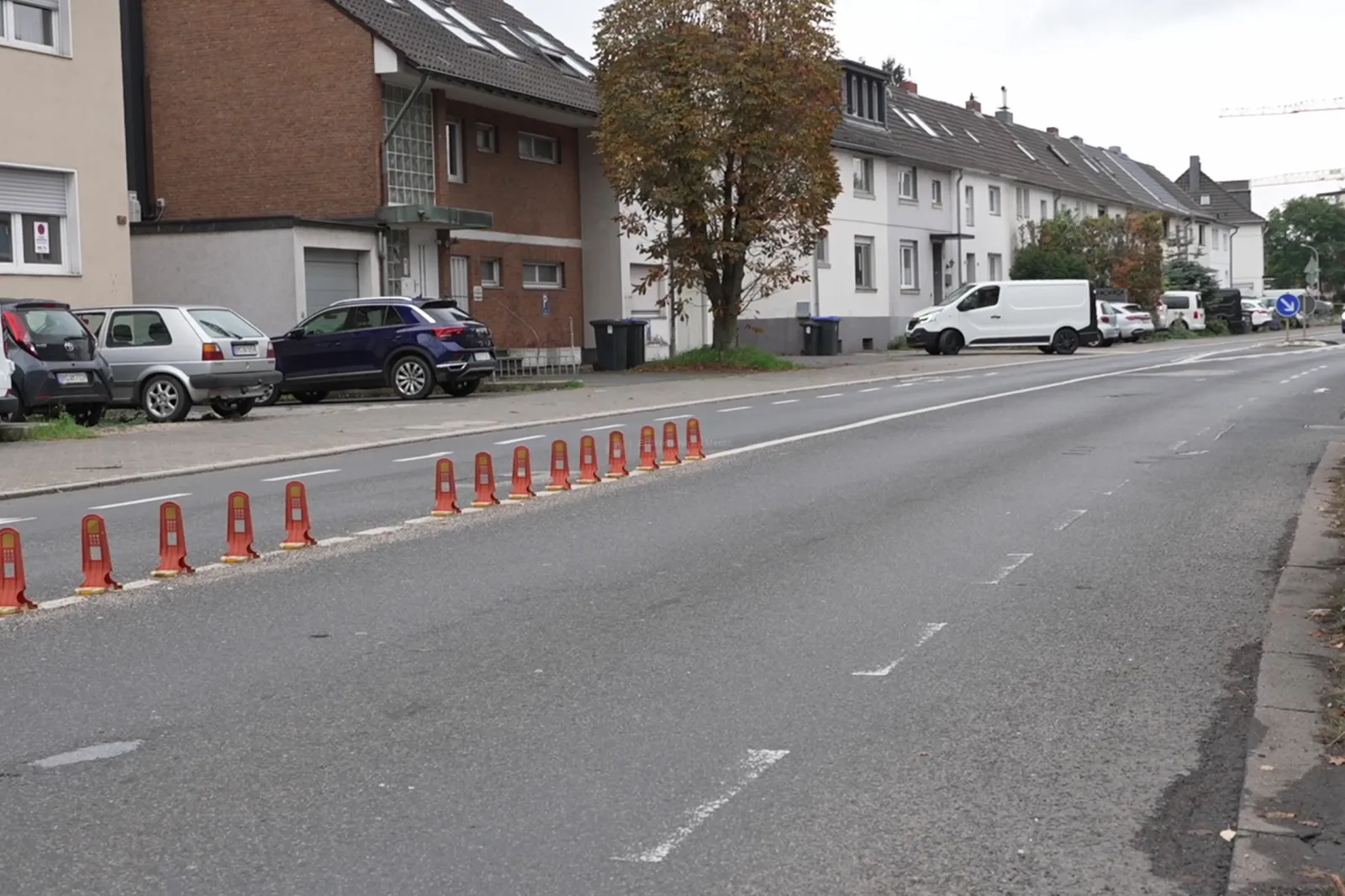 Wohnhaus mit Parkplätzen und Absperrmarkierungen in der Römerstraße Brühl