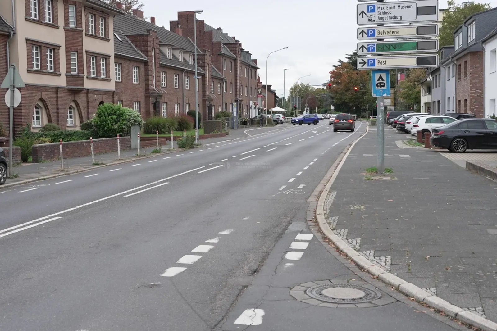Straßenansicht mit Wohnhäusern und Verkehrsschildern in der Römerstraße Brühl