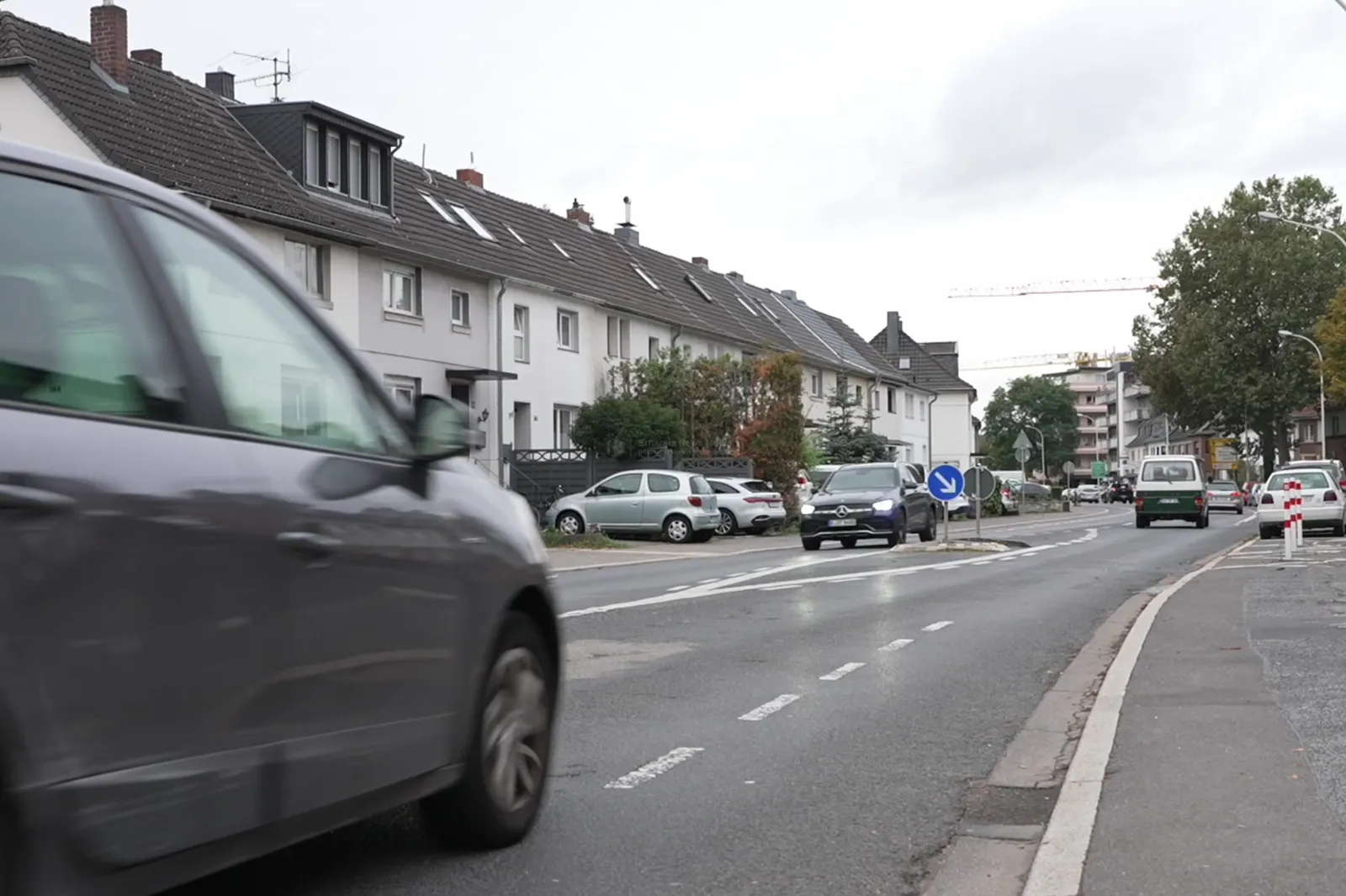 Wohnhäuser und Verkehr in der Römerstraße in Brühl