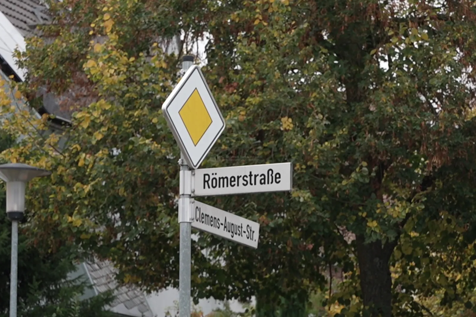 Verkehrszeichen mit Straßennamen Römerstraße und Clemens-August-Str.