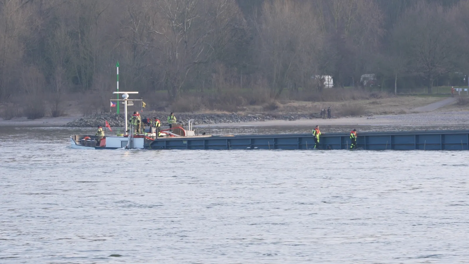 Frachtschiff auf Rhein bei Köln-Westhoven leckgeschlagen – 1300 Tonnen Sand an Bord, Großeinsatz von Feuerwehr und DLRG