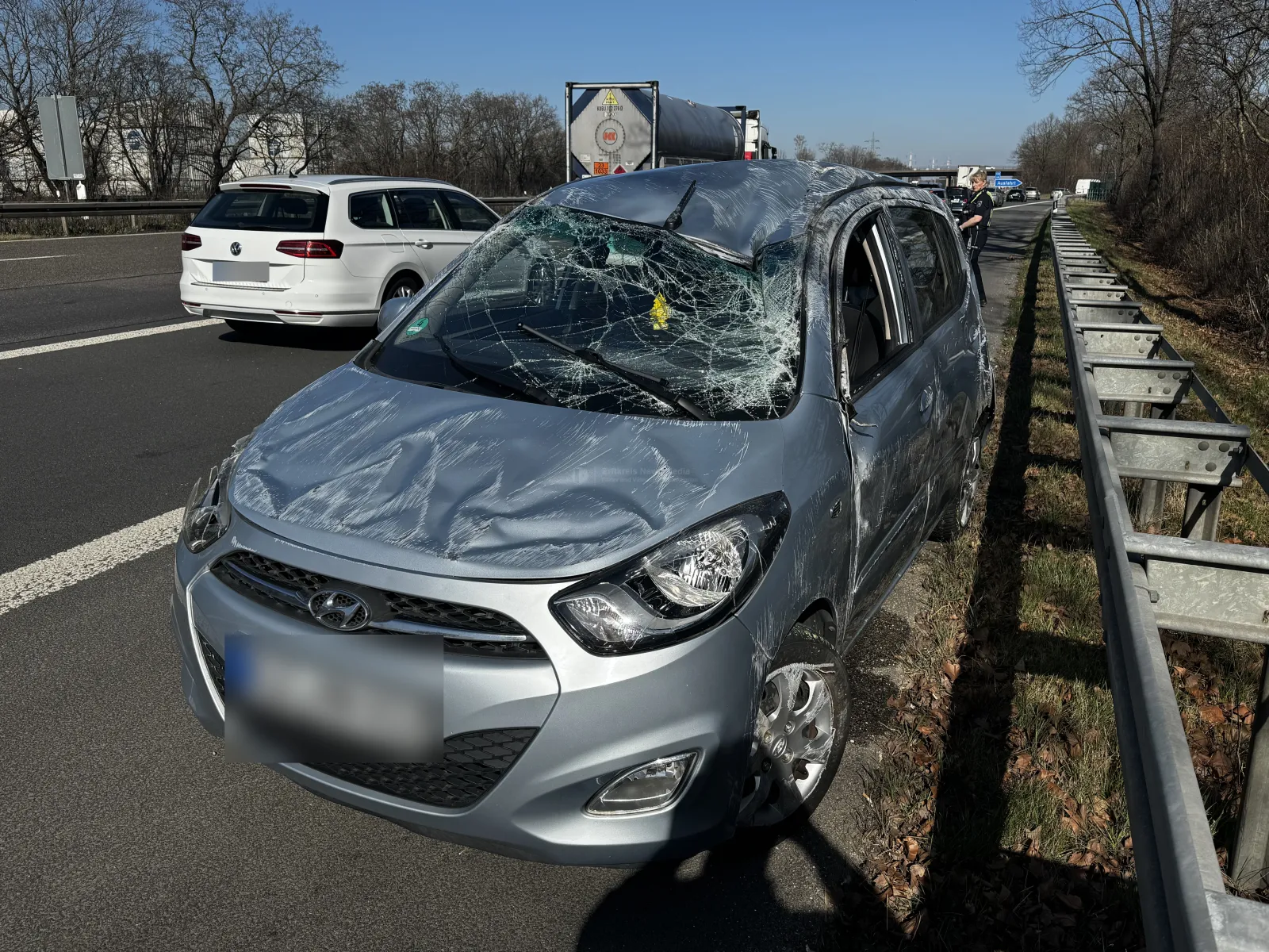 Unfall A555 Wesseling: Auto überschlägt sich – Autobahn Richtung Köln gesperrt
